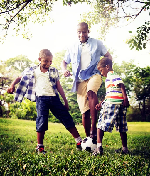 Père et fils jouant au football — Photo