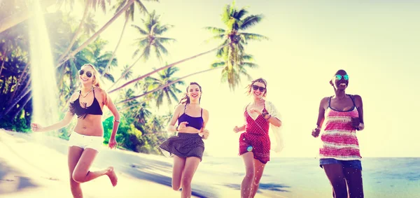 Women friends having fun on the beach — Stock Photo, Image