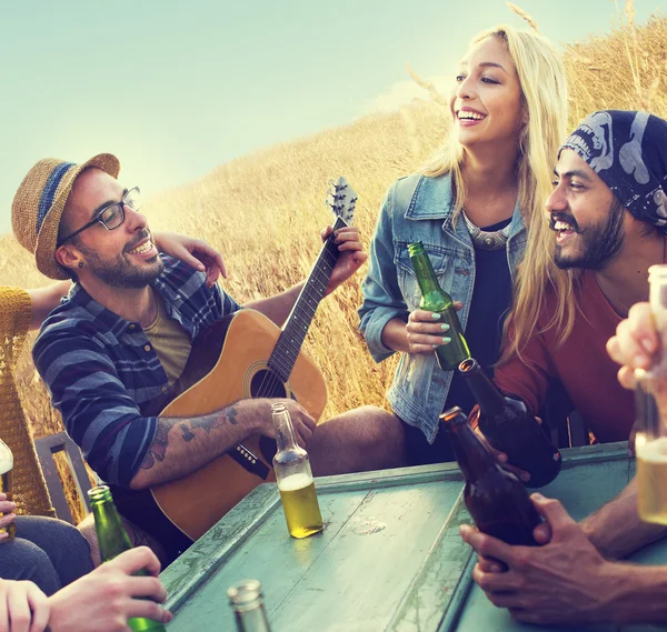 Vrienden opknoping uit bij Outdoors partij — Stockfoto