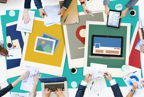 İş adamları ile Polaroid kağıtlar