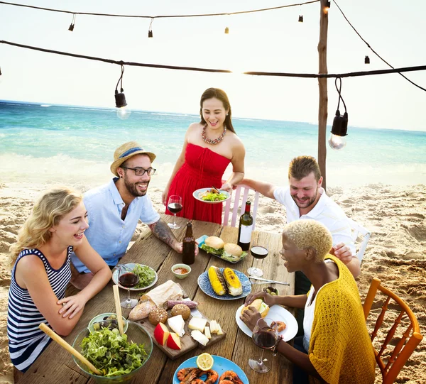 Amigos Comedor Otdoors —  Fotos de Stock