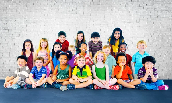 Adorables niños sonrientes — Foto de Stock