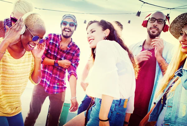 Vriendschap dansen Bonding strand geluk vreugdevolle Concept — Stockfoto