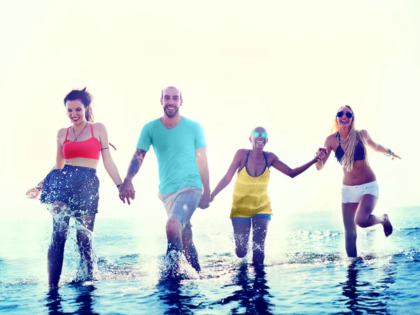 Amigos felizes se divertindo na praia — Fotografia de Stock