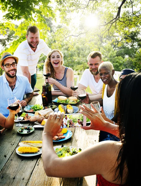 Amigos Comer al aire libre —  Fotos de Stock