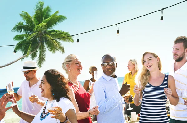 Amis traînant à la fête en plein air — Photo