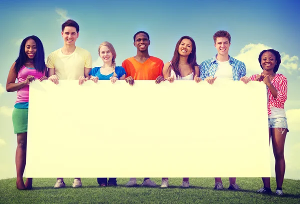 Grupo de amigos sosteniendo el concepto de espacio — Foto de Stock