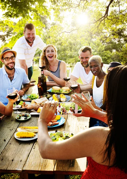 Amigos Jantar ao ar livre — Fotografia de Stock