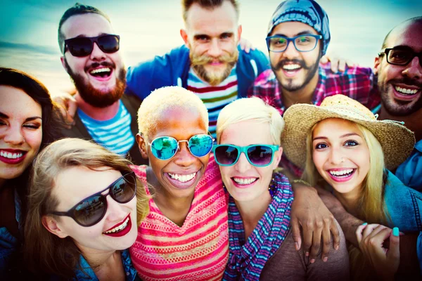 Tonåringar vänner på Beach Party Concept — Stockfoto