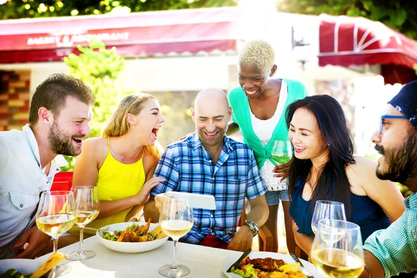 Vrienden opknoping uit bij Outdoors partij — Stockfoto