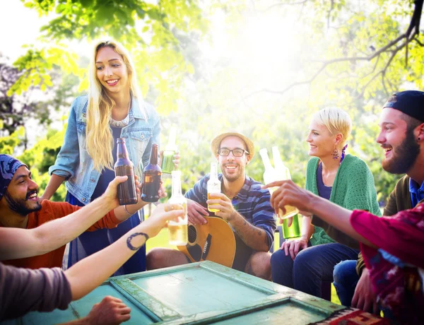 Vrienden opknoping uit bij Outdoors partij — Stockfoto