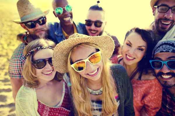 Amigos felices divirtiéndose en la playa —  Fotos de Stock