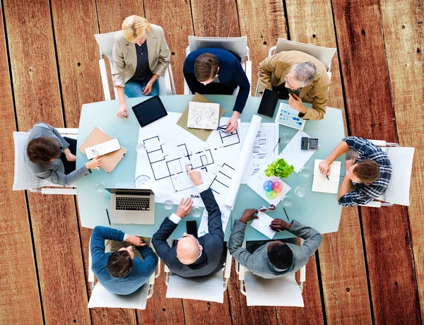 Arquitectos e ingenieros en reunión —  Fotos de Stock