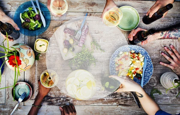 Comida e bebida na mesa — Fotografia de Stock