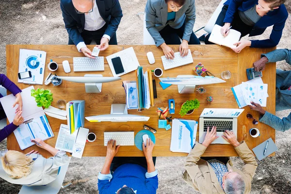 Uomini d'affari che lavorano in ufficio — Foto Stock