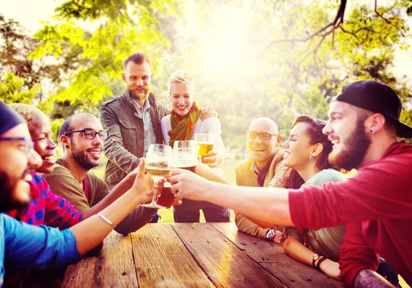 Amis traînant à la fête en plein air — Photo