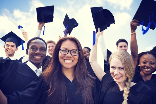 Studentów celebracja graduacyjnej, koncepcja edukacji — Zdjęcie stockowe