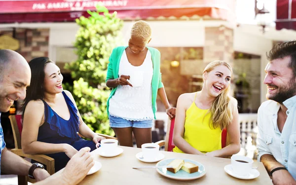 Gruppo di amici che si rilassano all'aperto — Foto Stock