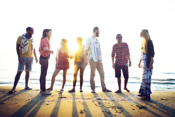 Amigos felizes se divertindo na praia — Fotografia de Stock