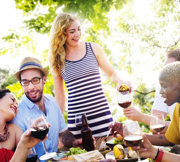 Freunde hängen bei Outdoor-Party ab — Stockfoto