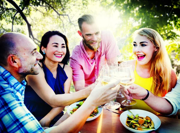 Vrienden opknoping uit bij Outdoors partij — Stockfoto