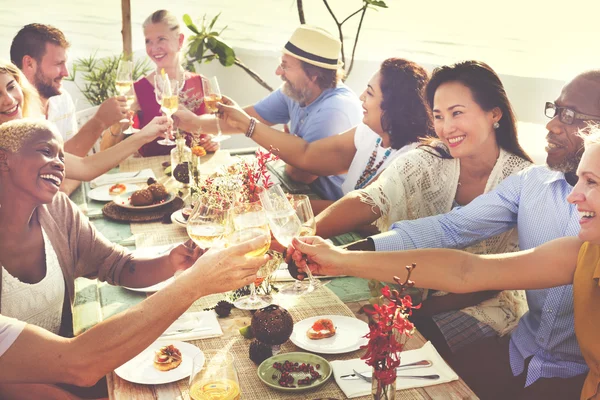 Gruppo di persone su pic-nic — Foto Stock