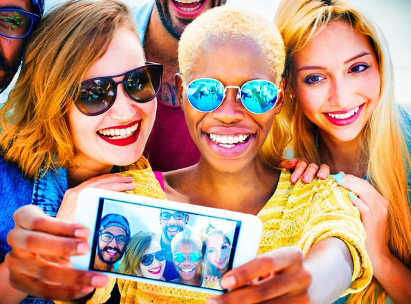 Amigos haciendo Selfie en la playa Concepto —  Fotos de Stock