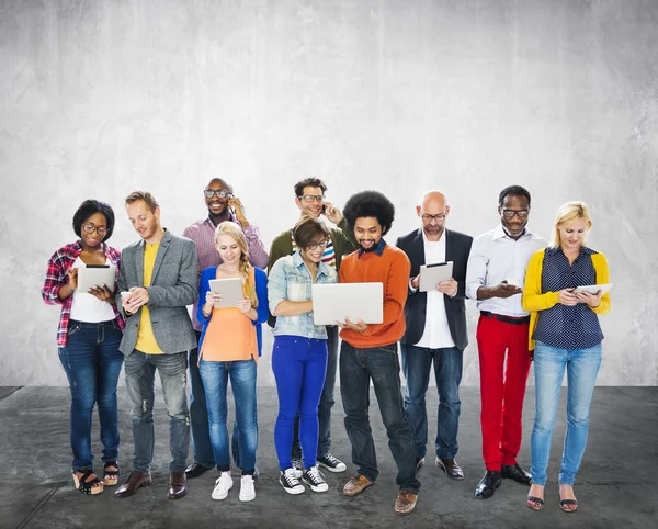 Mensen die digitale apparaten gebruiken — Stockfoto