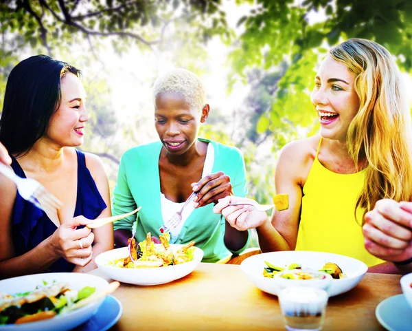 Allegro ragazza amici agghiacciante a all'aperto — Foto Stock