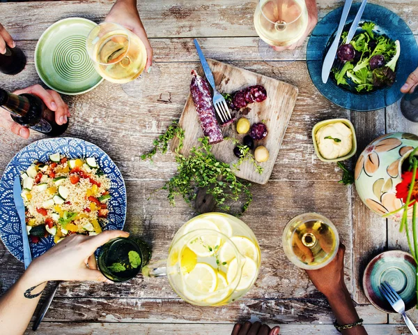 Alimentos y bebidas en la mesa —  Fotos de Stock