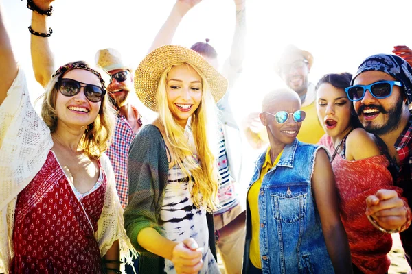 Φίλοι που κρέμεται σε beach party — Φωτογραφία Αρχείου