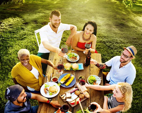 Pessoas almoçando ao ar livre — Fotografia de Stock