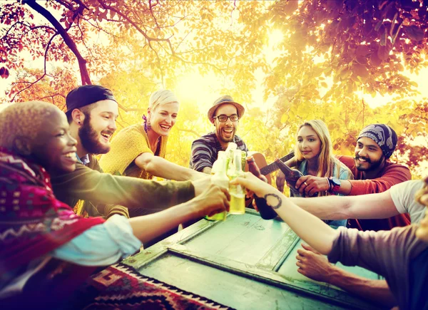 Amigos pasando el rato en la fiesta al aire libre — Foto de Stock