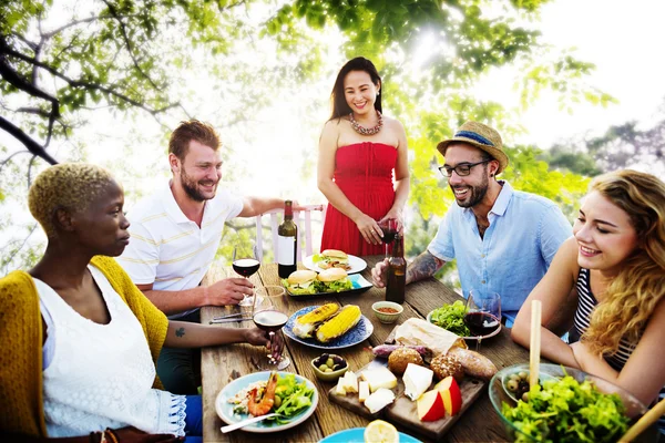 Verschillende vrienden opknoping — Stockfoto