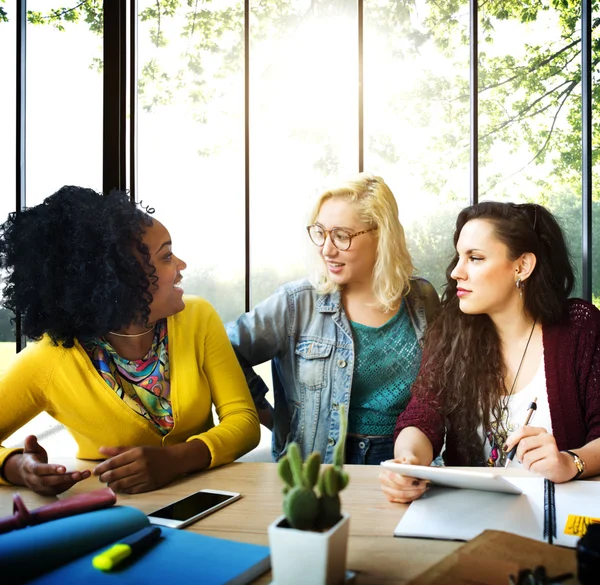 Vrouwelijke ondernemers brainstormen in office — Stockfoto
