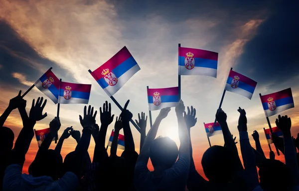 Gente ondeando banderas de Serbia — Foto de Stock