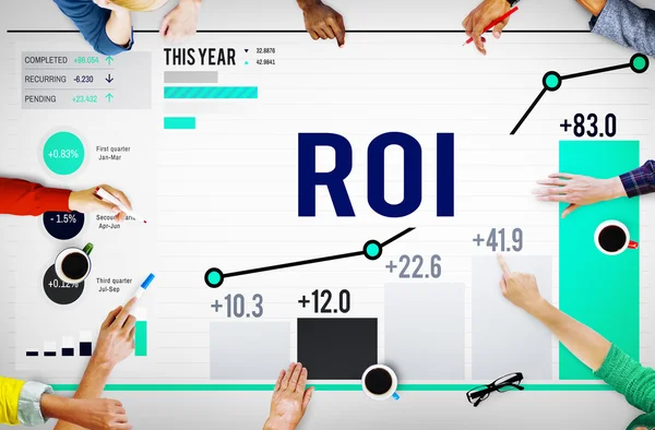 Business People Menunjuk Roi — Stok Foto