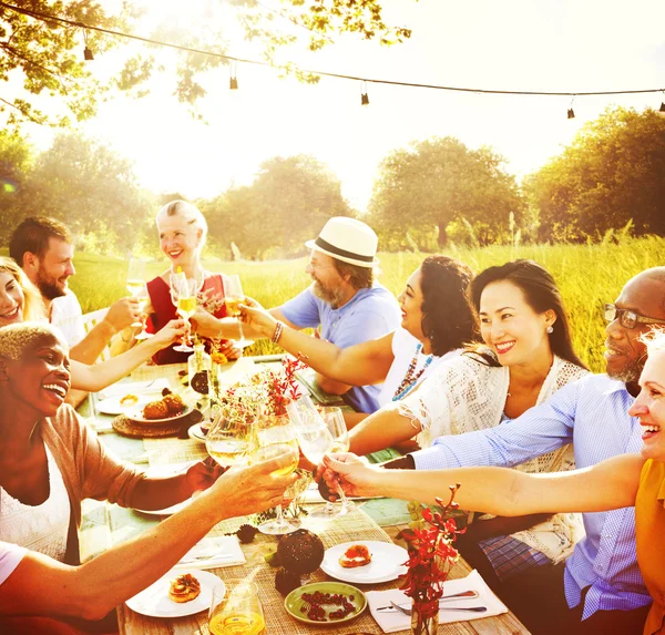 Groep mensen op picknick — Stockfoto