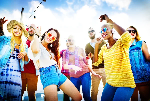 Vrienden dansen op strand Concept — Stockfoto