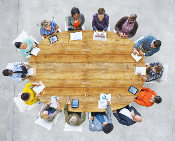 Bir grup insan daire dijital cihazlar ile