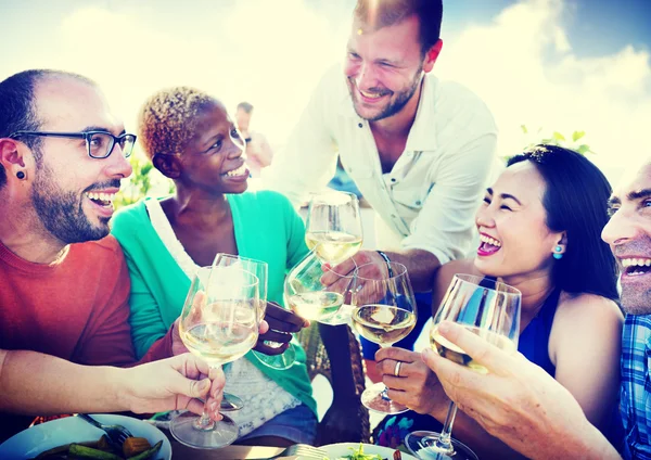 Freunde hängen bei Outdoor-Party ab — Stockfoto