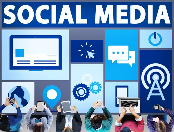 Üzletemberek és a szociális média — Stock Fotó
