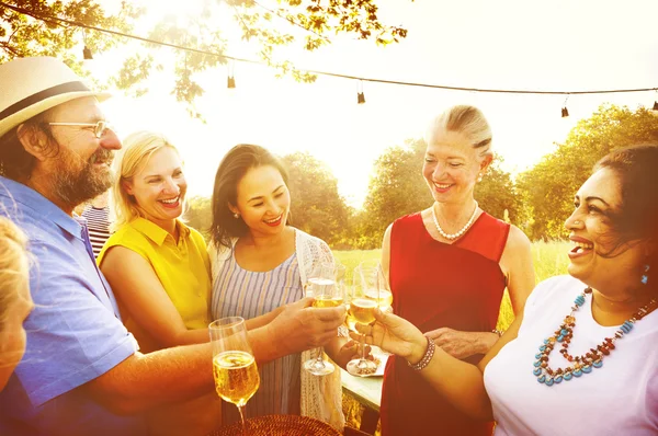 Grupo de personas en el picnic — Foto de Stock