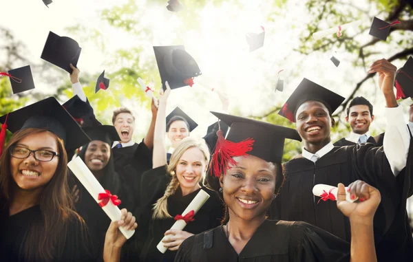 Diversidade Estudantes celebrando o conceito de graduação — Fotografia de Stock