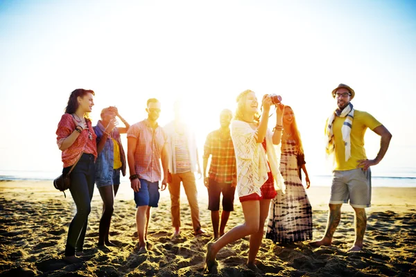 Happy friends are photographed on the beach — Stock Photo, Image