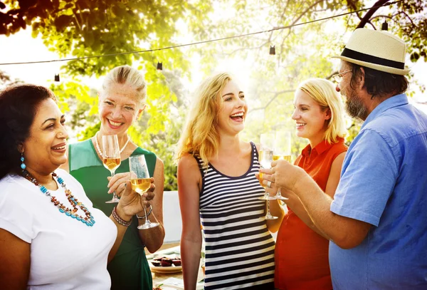 Groep mensen op picknick — Stockfoto