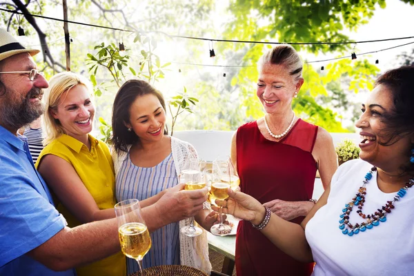 Gruppenmitglieder beim Picknick — Stockfoto