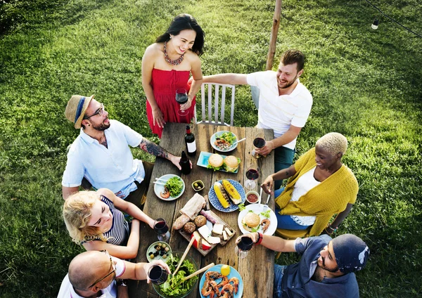 Friends Dining Otdoors — Stock Photo, Image