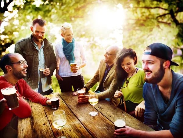 Vrienden opknoping uit bij Outdoors partij — Stockfoto