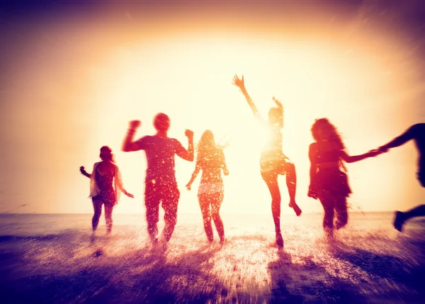 Glückliche Freunde, die Spaß am Strand haben — Stockfoto